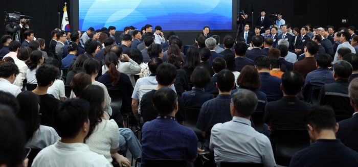 이재명 대통령이 25일 광주광역시 국립아시아문화전당에서 ‘광주시민·전남도민 타운홀미팅’을 하고 있다. [대통령실통신사진기자단]