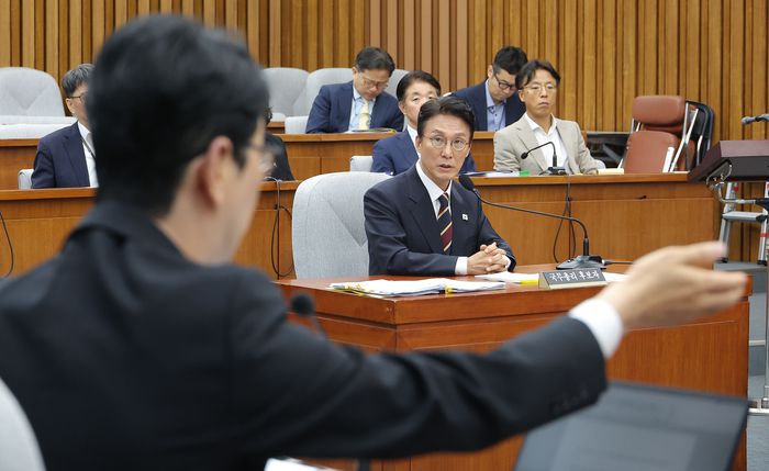 김민석 국무총리 후보자가 25일 서울 여의도 국회에서 열린 인사청문회에 출석해 주진우 국민의힘 의원의 질의를 받고 있다. [사진 출처 = 연합뉴스]