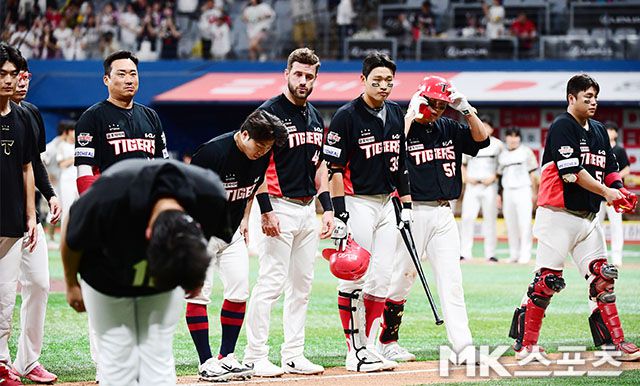 24일 고척 키움전에서 패한 KIA 선수단. 사진(고척 서울)=김영구 기자