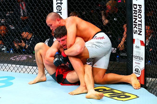 박준용이 2025년 6월 아제르바이잔 바쿠 크리스털 홀 UFC on ABC 8 제5경기 찢어진 눈 위에서 피가 나오는데도 이스마일 나우르디예프를 그래플링으로 몰아붙이고 있다. 사진=TKO