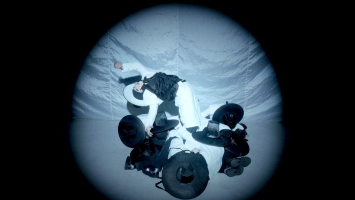 엠넷 ‘월드 오브 스트릿 우먼 파이터’의 메가크루 미션으로 한국팀 범접이 선보인 ‘몽경’의 한 장면. 저승사자와 한국 전통 춤을 소재로 대형 군무를 선보였다. 사진제공=CJ ENM