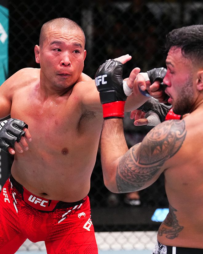 박준용이 2024년 10월 전 UFC 미들급 8위 브래드 터배리스를 때리고 있다. 사진=TKO