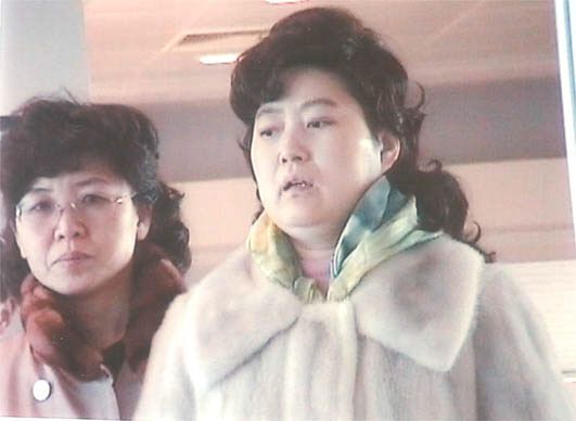 해외여행 중에 찍힌 고용희(오른쪽) 모습. [문예춘추]