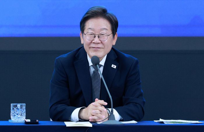 이재명 대통령이 25일 광주광역시 국립아시아문화전당에서 열린 ‘광주시민·전남도민 타운홀미팅’에서 참석자 발언을 듣고 있다. [대통령실통신사진기자단]