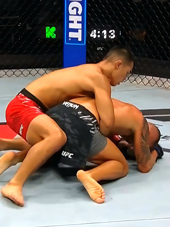 제41회 국제삼보연맹 세계선수권대회 컴뱃 부문 금메달리스트 고석현이 2025년 6월 아제르바이잔 바쿠 크리스털 홀 UFC on ABC 8 제6경기 Contender Series 시즌7 출신 오반 엘리엇을 그래플링으로 몰아붙여 저항 의지를 잃게 하고 있다. 사진=TKO