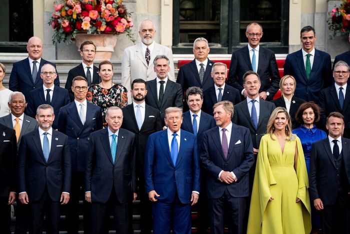 북대서양조약기구(NATO·나토) 정상회의 참석을 위해 네덜란드 헤이그를 방문한 회원국 정상들이 24일(현지시간) 환영 만찬이 열린 하우스텐보스궁 앞에서 기념촬영을 하고 있다. 앞줄 왼쪽부터 딕 스호프 네덜란드 총리, 레제프 타이이프 에르도안 튀르키예 대통령, 도널드 트럼프 미국 대통령, 빌럼 알렉산더르 네덜란드 국왕, 막시마 왕비, 에마뉘엘 마크롱 프랑스 대통령. [로이터 = 연합뉴스]