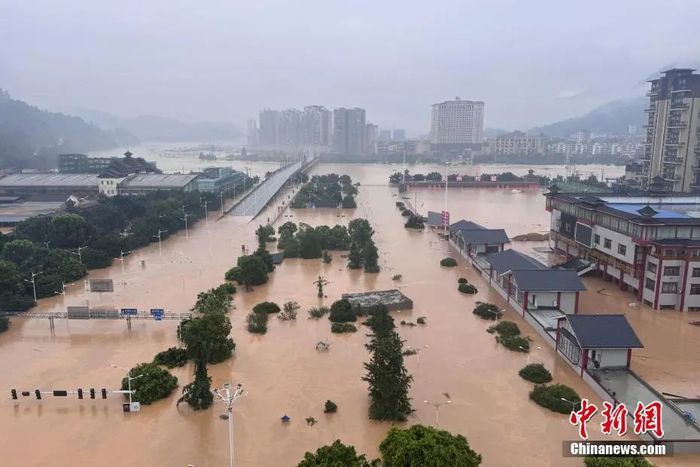 중국 남서부 구이저우성 룽장현(榕江县) 일대에 30년 만의 최대 규모 홍수가 발생했다. [사진 = 환구시보]