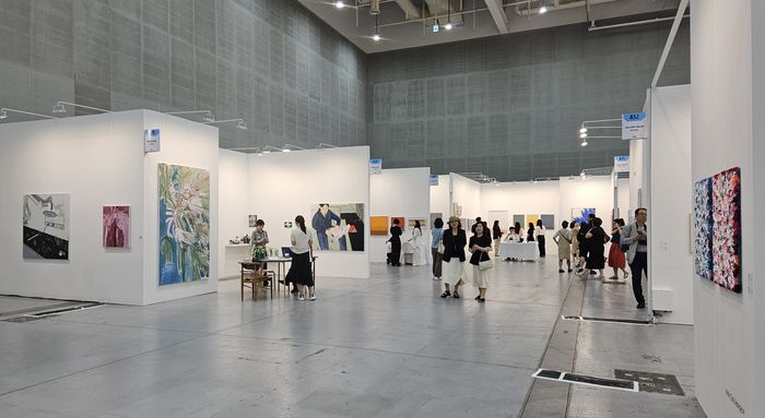 26일 한국화랑협회 아트페어 ‘화랑미술제 in 수원’이 개막한 경기 수원의 수원컨벤션센터 전시장 전경. 수원 송경은 기자