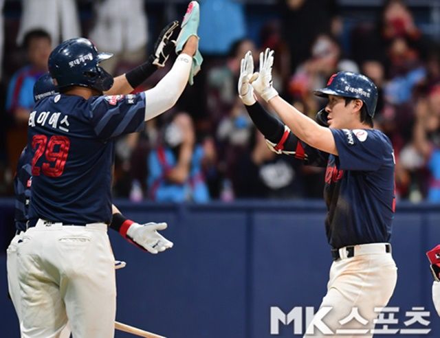 나승엽(오른쪽)은 26일 창원 NC전에서 큰 존재감을 뽐냈다. 사진=김재현 기자