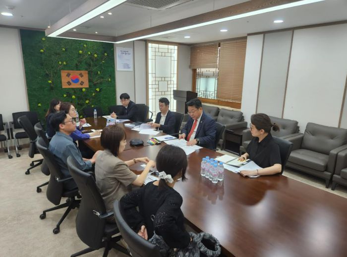 주형환 저출산고령사회위원회 부위원장(오른쪽 줄 오른쪽서 두번째)이 25일 정부 서울청사에서 열린 ‘지자체 결혼 만남 프로그램 정책간담회’에서 지자체 담당 공무원들과 의견을 나누고 있다. [사진 = 저출산고령사회위원회]