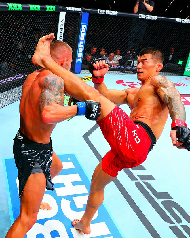제41회 국제삼보연맹 세계선수권대회 컴뱃 부문 금메달리스트 고석현이 2025년 6월 아제르바이잔 바쿠 크리스털 홀 UFC on ABC 8 제6경기 Contender Series 시즌7 출신 오반 엘리엇을 발로 차고 있다. 사진=TKO