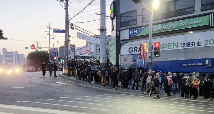 지난 12일 새벽 서울 구로구 남구로역 2번 출구 인근 인력시장에 일용직 건설 근로자 수백명이 몰려들어 일감을 기다리고 있다. 이들은 새벽 어스름 속 1시간에 걸쳐 하루치 일감을대했지만 실제 채용된 이는 전체의 절반에도 못 미쳤다. 이날 현장에서 만난 근로자들은 “지난해보다 일당이 줄었는데도 일감 구하기는 더 어려워졌다”고 입을 모았다. [박재영 기자]