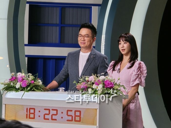 연금복권 720+ 추첨 생방송을 진행하는 김태균, 이지애 아나운서.  사진| 김소연 기자