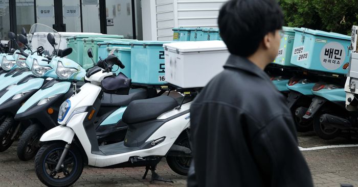 울 강남구 우아한청년들 자회사 ‘딜리버리N’에 배달용 오토바이들이 줄줄이 주차되어 있다. [김호영 기자]