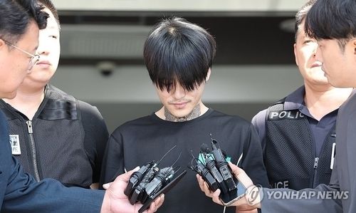 지난해 전남 순천에서 길을 걷던 10대 여성을 수차례 칼로 찔러 살해한 박대성이 검찰에 구속송치되고 있다. [연합뉴스]