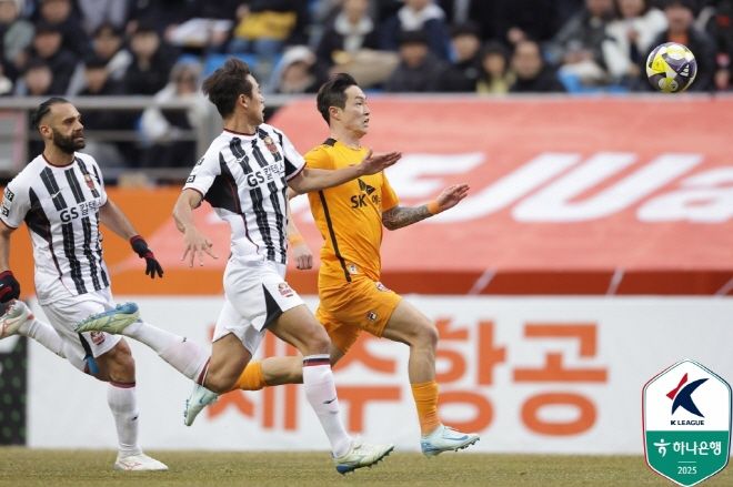 박동진(사진 오른쪽). 사진=한국프로축구연맹