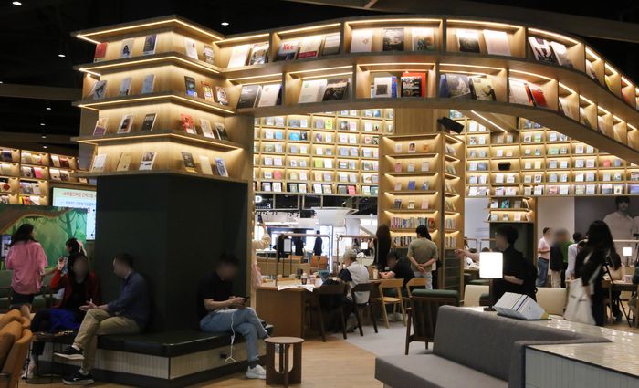 이마트 킨텍스점이 26일 ‘스타필드 마켓’으로 재단장해 오픈했다. 사진은 스타필드 마켓 킨텍스점의 시그니처 특화 존 ‘북 그라운드’. [사진 = 이마트 제공]