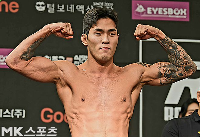 박시원이 2025년 6월 스위스그랜드호텔 서울컨벤션센터 로드FC73 2부 제4경기 공개 계체 촬영을 하고 있다. 박시원은 제4대 로드FC 라이트급 챔피언을 지냈다. 사진(서울 홍은동)=천정환 기자