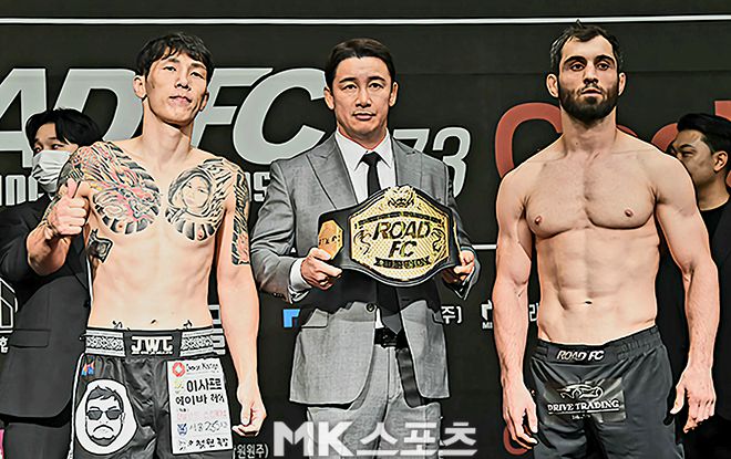 멘겐초오시 난딘예르데네와 카밀 마고메도프가 2025년 6월 스위스그랜드호텔 서울컨벤션센터 제2회 글로벌 토너먼트 결승전 및 제6대 로드FC 라이트급 챔피언결정전 공개 계체 촬영을 하고 있다. 사진(서울 홍은동)=천정환 기자