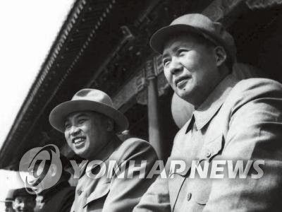 1954년 10월 1일 중국 베이징 톈안먼 성루에서 열병식을 함께 지켜보고 있는 김일성과 마오쩌둥. [연합뉴스]