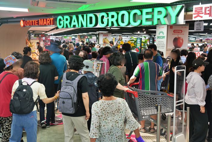 26일 오픈한 ‘그랑그로서리 구리점’에 고객들이 입장하는 모습. [사진 = 롯데마트 제공]