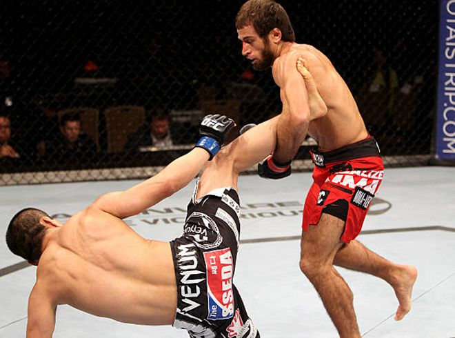 마이르베크 타이수모프가 2014년 1월 싱가포르 마리나베이샌즈 UFC 파이트 나이트 34 라이트급 경기에서 Korean Top Team의 방태현을 넘어뜨리고 있다. 사진=TKO