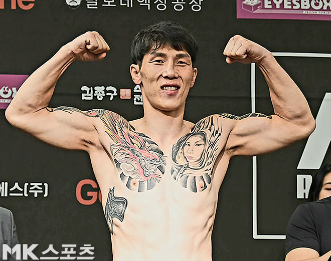 멘겐초오시 난딘예르데네가 2025년 6월 스위스그랜드호텔 서울컨벤션센터 제2회 글로벌 토너먼트 결승전 및 제6대 로드FC 라이트급 챔피언결정전 공개 계체 촬영을 하고 있다. 사진(서울 홍은동)=천정환 기자