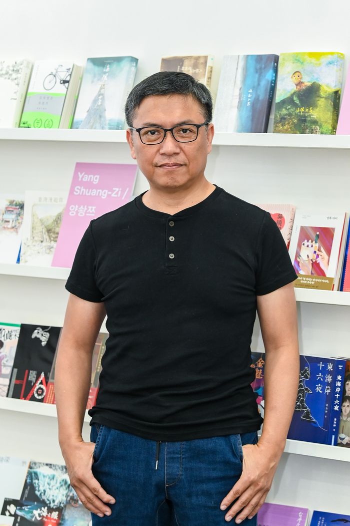 지난 19일 서울국제도서전에 참석한 대만의 우밍이 작가가 카메라 앞에서 포즈를 취하고 있다.