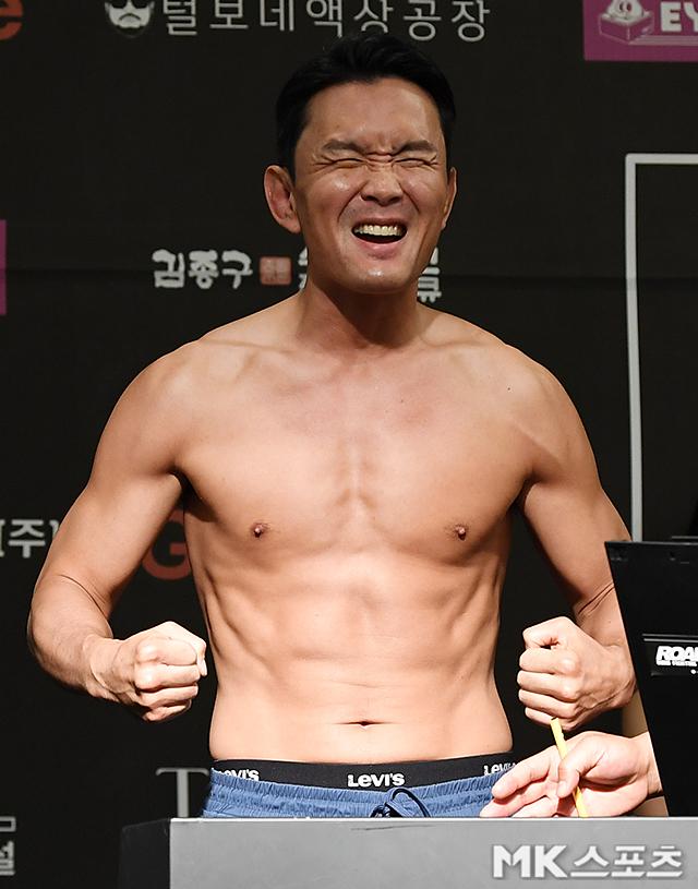 개그맨 윤형빈이 2025년 6월 스위스그랜드호텔 서울컨벤션센터 로드FC 73 스페셜 이벤트 매치 공개 계체 촬영을 하고 있다. 사진(서울 홍은동)=천정환 기자