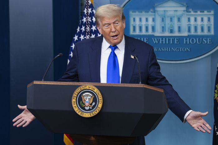 도널드 트럼프 미국 대통령이 27일(현지시간) 워싱턴DC 백악관에서 열린 기자회견에서 질문에 답하고 있다. [EPA 연합]