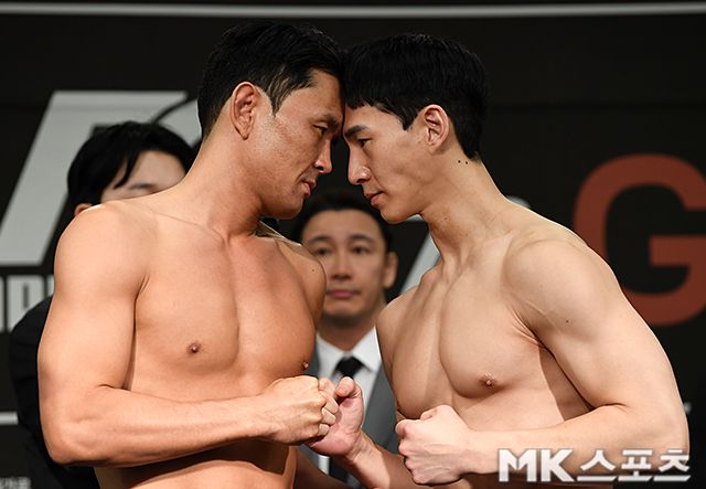 개그맨 윤형빈과 구독자 204만 먹방 유튜버 밴쯔가 2025년 6월 스위스그랜드호텔 서울컨벤션센터 로드FC 73 스페셜 이벤트 매치 공개 계체 행사에서 마주 보고 있다. 사진(서울 홍은동)=천정환 기자