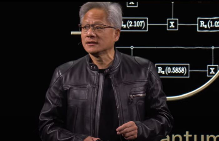 엔비디아가 개최하는 GTC2025에서 발표하고 있는 젠슨 황 엔비디아 CEO. 엔비디아 칩의 수출 통제로 중국 딥시크의 차기 AI 모델 출시가 늦춰지고 있다. [사진=엔비디아]