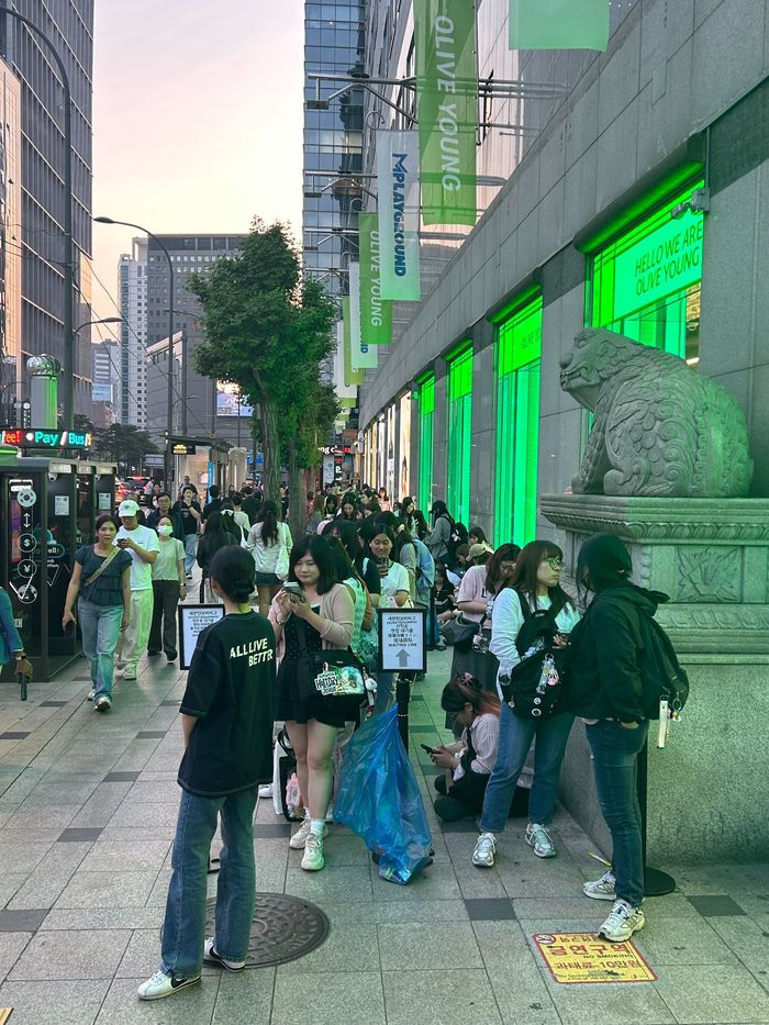 올리브영 명동역점 세븐틴 팝업스토어 당시 만들어진 긴 대기줄.