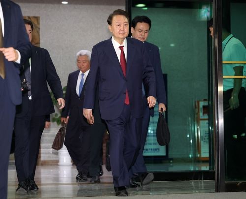 오후 1시께 고검을 나서는 윤석열 전 대통령. 연합뉴스