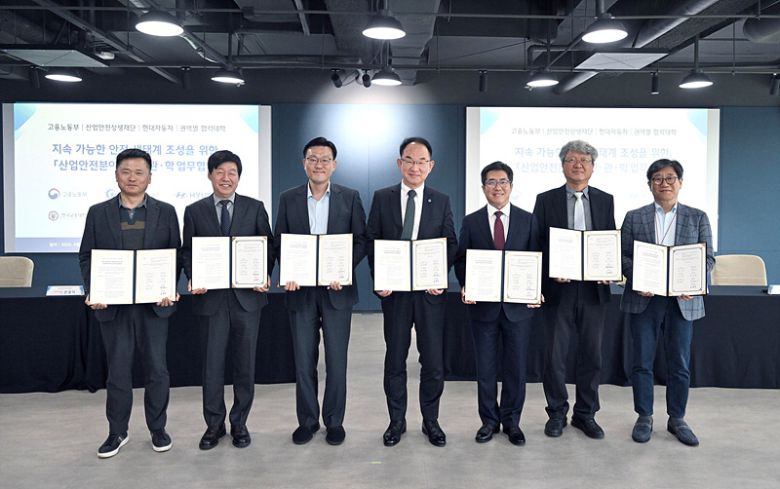 왼쪽부터 정상익 현대차 안전기획사업부장과 안경덕 산업안전상생재단 이사장, 김종윤 고용노동부 산업안전보건본부장, 한수환 동의대 총장, 김현중 유한대 총장, 곽윤식 한국교통대 부총장, 전병훈 원광대 부총장 등이 업무협약을 체결한 후 기념사진을 촬영하고 있다.
