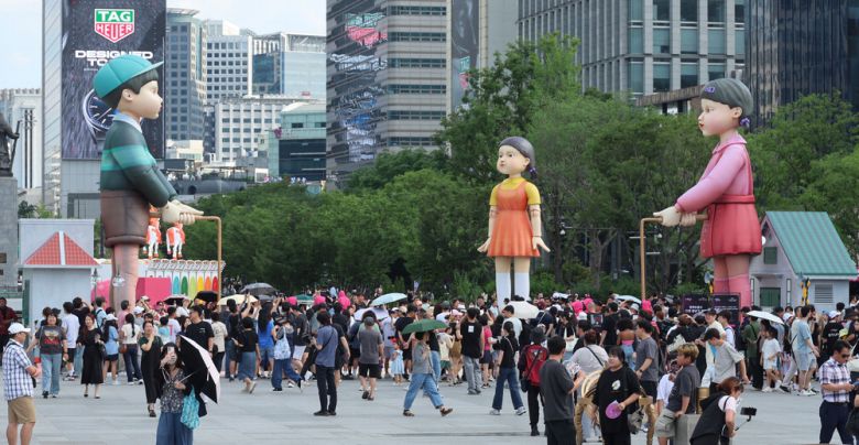 세계적 신드롬을 일으킨 넷플릭스 TV 시리즈 '오징어 게임' 시즌3 종영을 기념해 29일 서울 광화문광장에 작품의 상징인 '영희'와 '철수' 인형이 설치된 가운데 시민들이 작품에 나오는 단체 줄넘기 게임에 참여하고 있다. 시즌3는 지난 27일 공개된 후 하루 만에 전 세계 93개국에서 시청 1위를 기록하며 흥행 몰이 중이다.  이승환 기자