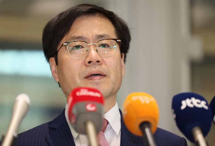 한미 고위급 통상 협상을 위해 워싱턴 DC를 방문한 여한구 산업통상자원부 통상교섭본부장이 29일 인천공항 제2터미널을 통해 귀국하며 취재진 질문에 답하고 있다. [사진 = 연합뉴스]