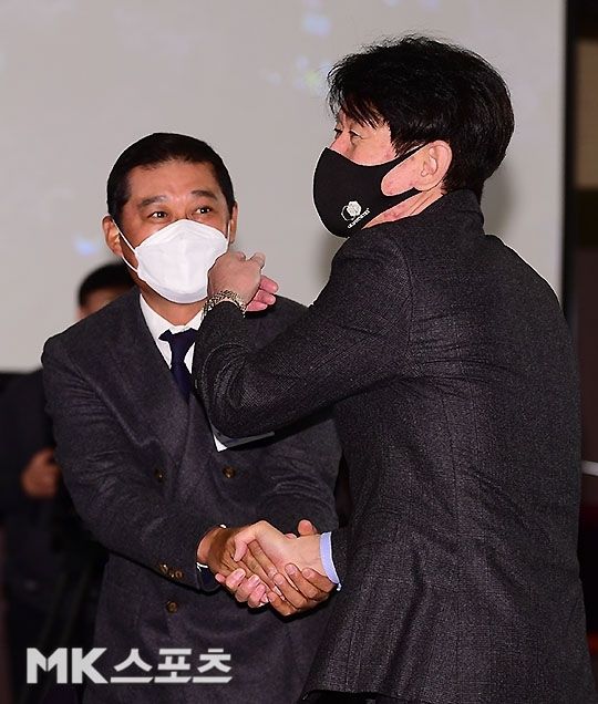 이종범 코치(왼쪽)와 이강철 KT 위즈 감독. 사진=김영구 기자