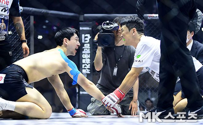 구독자 205만 먹방 유튜버 밴쯔와 개그맨 윤형빈이 2025년 6월 서울특별시 장충체육관 로드FC 73 종합격투기 스페셜 이벤트 매치 종료 후 서로 존중하며 인사하고 있다. 사진(서울 장충동)=김영구 기자