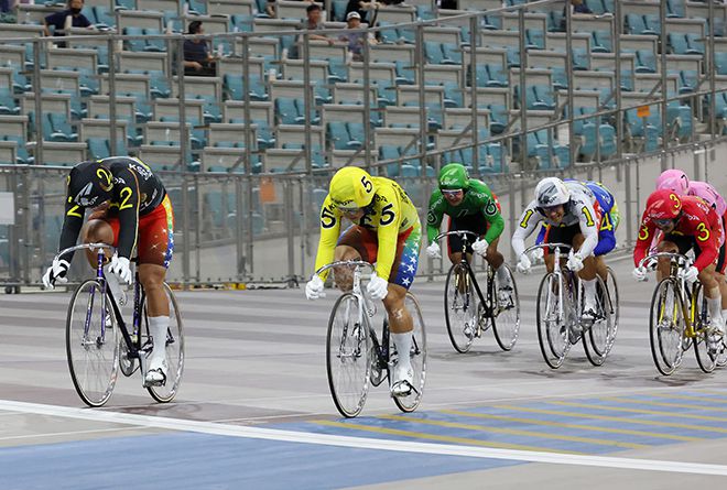 특선급 결승전에서 2번 정종진은 5번 임채빈을 그림 같은 추입으로 넘어서며 가장 먼저 결승선을 통과했다. 사진=서울올림픽기념국민체육진흥공단 경륜경정총괄본부