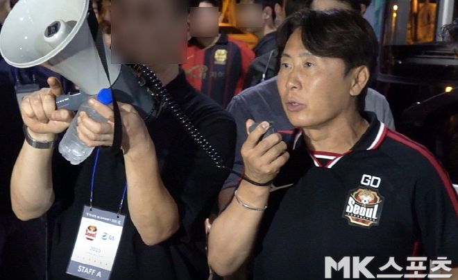 마이크를 잡은 김기동 감독은 “간담회를 통해서 다 말씀드리겠다”며 “죄송하다”고 했다. 사진=이근승 기자