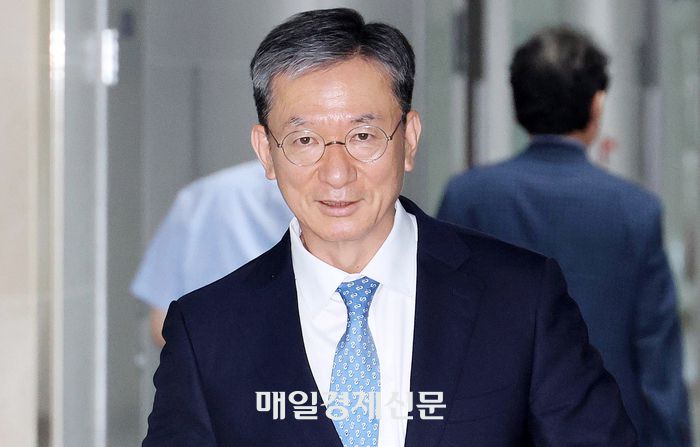 정성호 법무부 장관 지명자가 30일 서울 여의도 국회의원회관 내 의원실로 향하고 있다. 2025.6.30.김호영기자