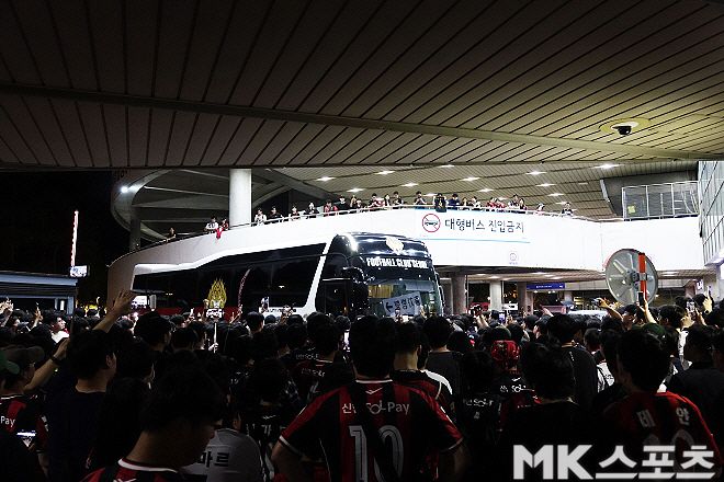 경기 후 서울 선수단 버스를 막고 있는 팬들. 사진=이근승 기자