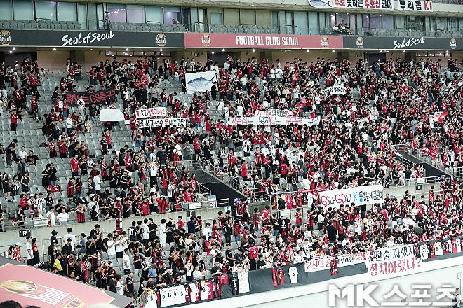 6월 29일 서울월드컵경기장. 서울 팬들이 비판 걸개를 들어 올리고 있다. 사진=이근승 기자
