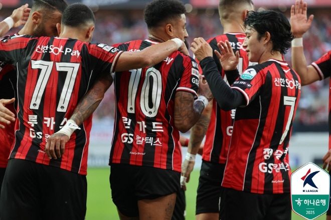 린가드의 득점을 축하해주고 있는 선수들. 사진=한국프로축구연맹