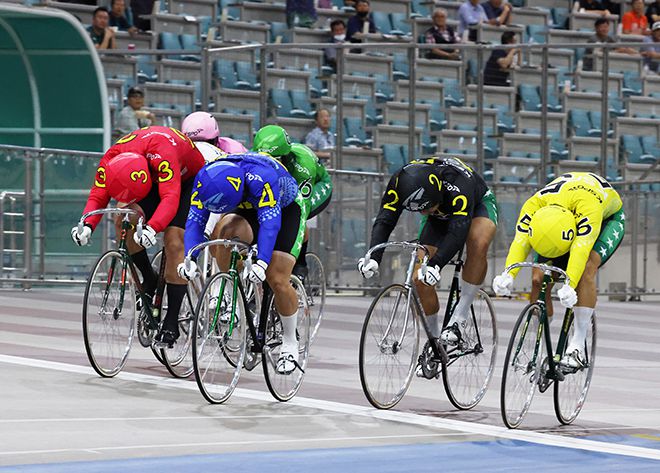 우수급 결승전에서는 4번 김준철, 3번 마민준이 각각 우승, 준우승을 차지했고, 2번 현지운과 5번 최동현이 동시에 3위로 결승선을 통과했다. 사진=서울올림픽기념국민체육진흥공단 경륜경정총괄본부