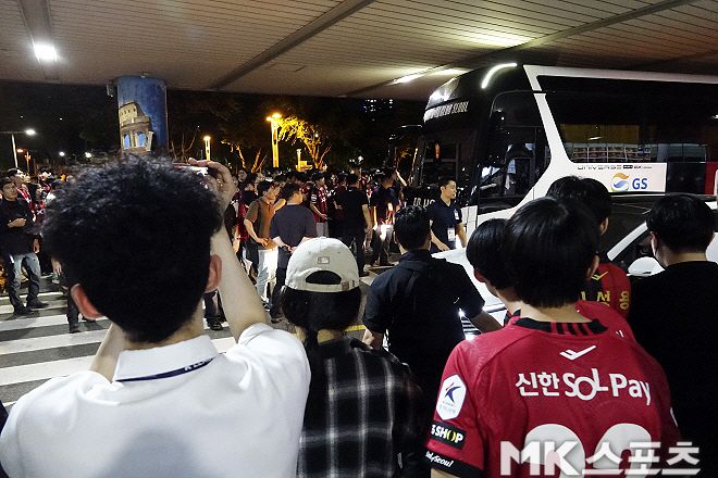 경기 후 서울 선수단 버스를 막고 있는 팬들. 사진=이근승 기자