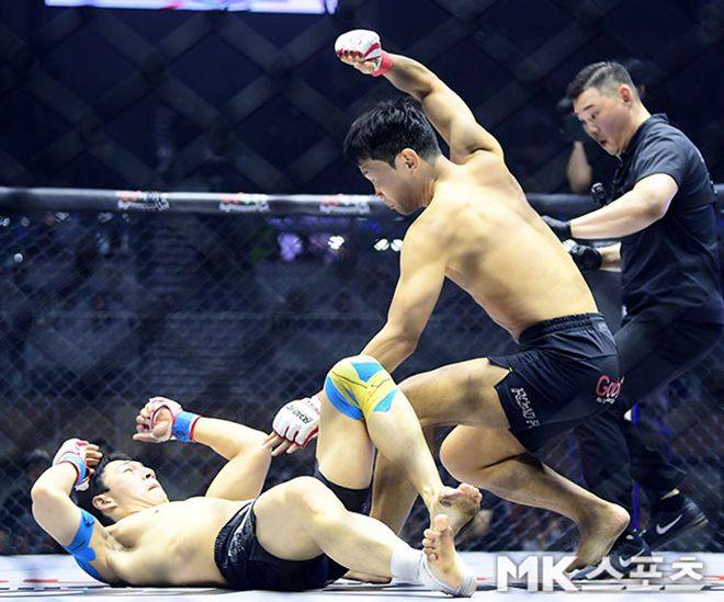 개그맨 윤형빈이 2025년 6월 서울특별시 장충체육관 로드FC 73 종합격투기 스페셜 이벤트 매치에서 구독자 205만 먹방 유튜버 밴쯔한테 다운을 뺏은 후 그라운드 앤드 파운드를 하고 있다. 사진(서울 장충동)=김영구 기자