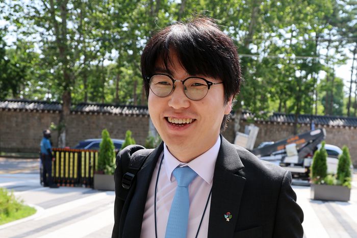 (서울=뉴스1) 황기선 기자 = 하정우 대통령실 AI미래기획수석이 23일 오전 서울 종로구 정부서울청사 창성동 별관에서 국정기획위원회 특강을 위해 발걸음을 옮기고 있다. 2025.6.23/뉴스1