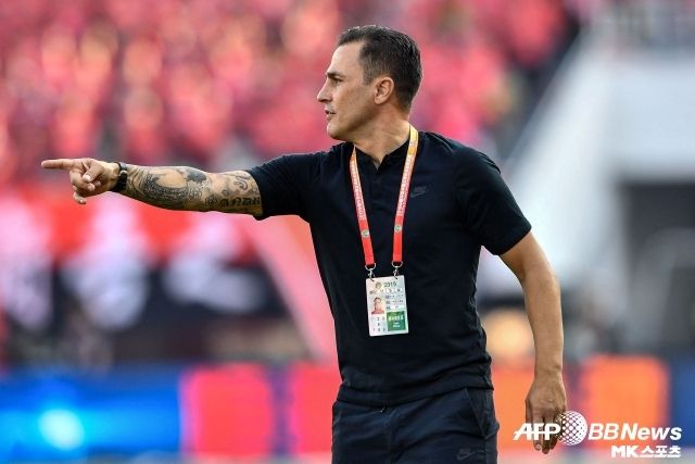 쉬장 기자는 “칸나바로 감독의 훈련 내용은 충분히 괜찮다. 지금 중국에 필요한 건 전술보다는 팀 사기를 안정시킬 수 있는 감독이다. 칸나바로 감독의 도전은 분명 좋은 일”이라고 지지했다. 사진=AFPBBNews=News1